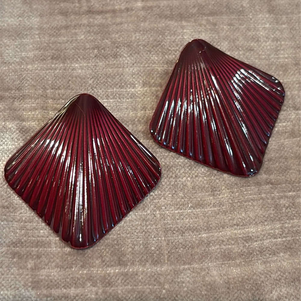 Vintage 80’s Metal Deep Wine Diamond Shaped Shell Earrings